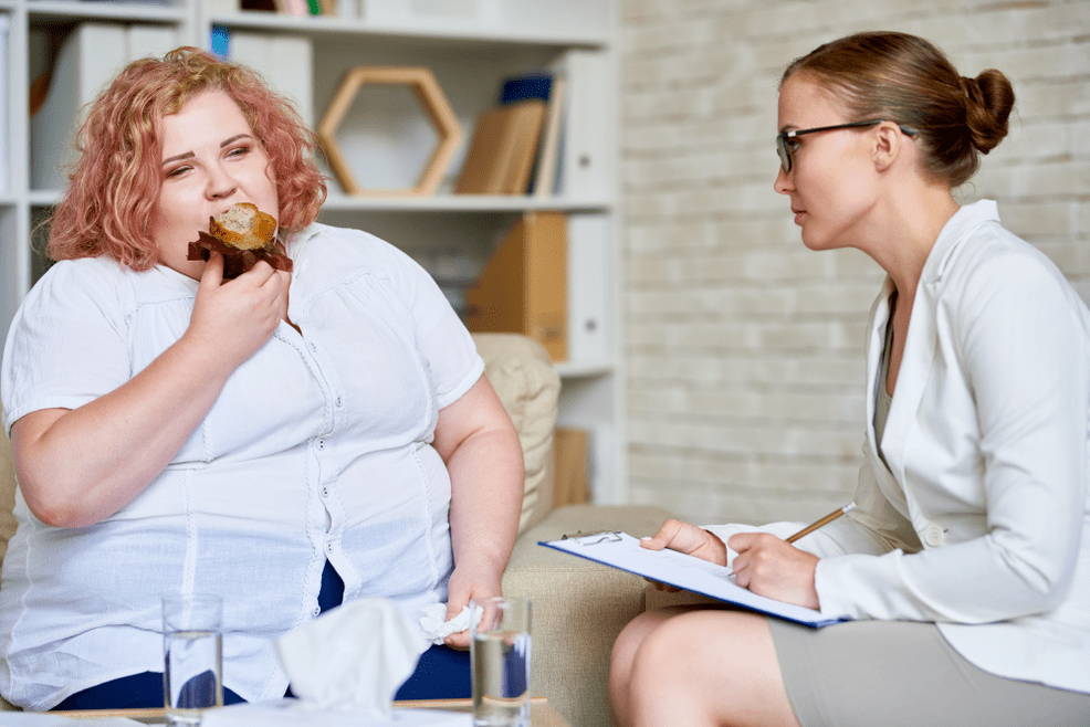 Mujer con sobrepeso en una cita con un especialista. 